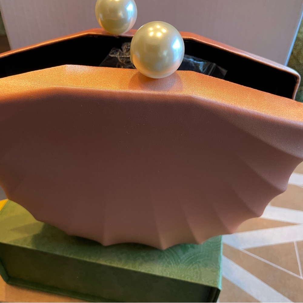 Seashell clutch w pearl opening